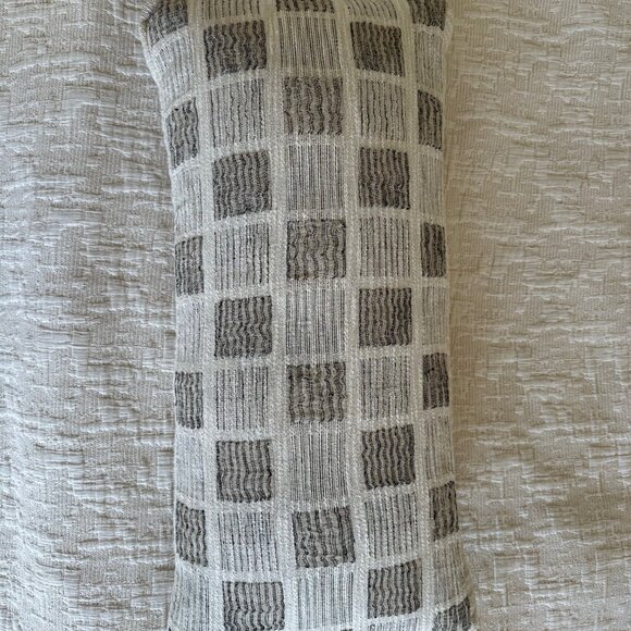 Lulu and Georgia Leh Box Pillow New - Picture 6 of 6